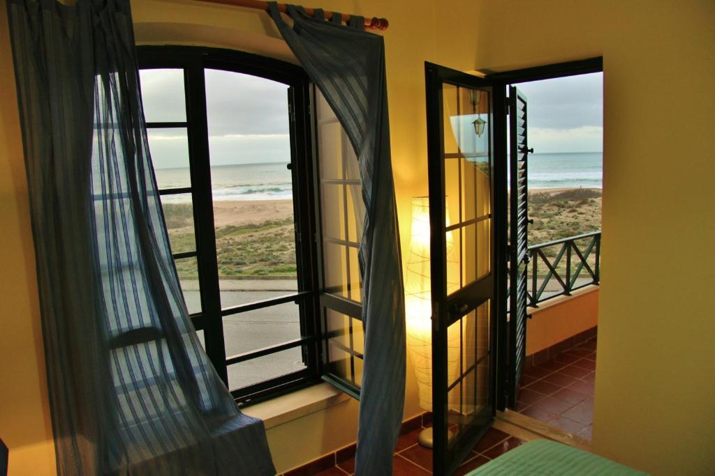 Supertubos Beach Hostel Atouguia Da Baleia Exterior foto