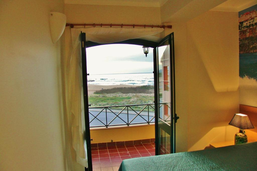 Supertubos Beach Hostel Atouguia Da Baleia Zimmer foto